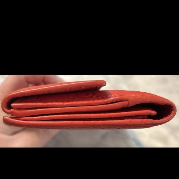 Authentic Gucci 'GG' Scarlet Embossed Leather  Cardholder Wallet - Picture 2 of 8